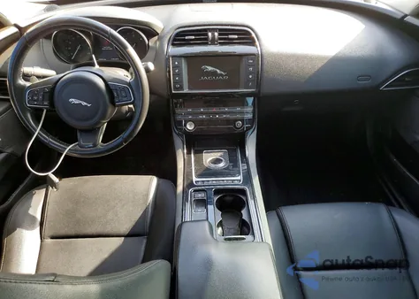 2018 Jaguar Xe Premium z USA, uszkodzony, nr VIN SAJAD4FN2JCP33347